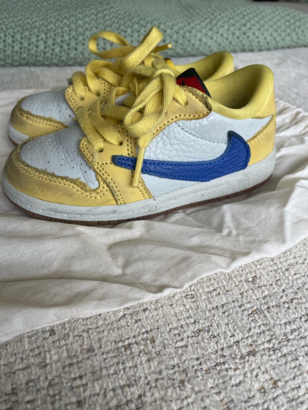 Travis Scott Jordan 1 Retro Low in Canary